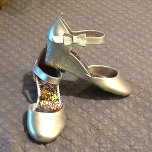 Girls Silver Wedge Pump w/Ankle Strap. Sz. 3